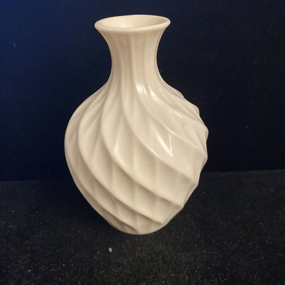 Lenox Richmond Swirl Vintage Vase Art Deco style Ivory 5.5” Tall
